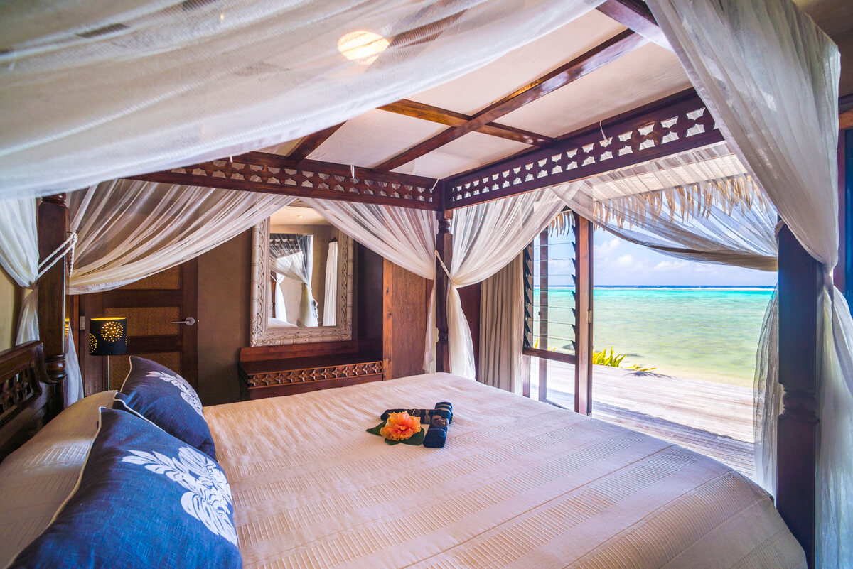 bedroom-with-sea-view-over-the-tropical-pacific-oc-RN4B2GN.jpg